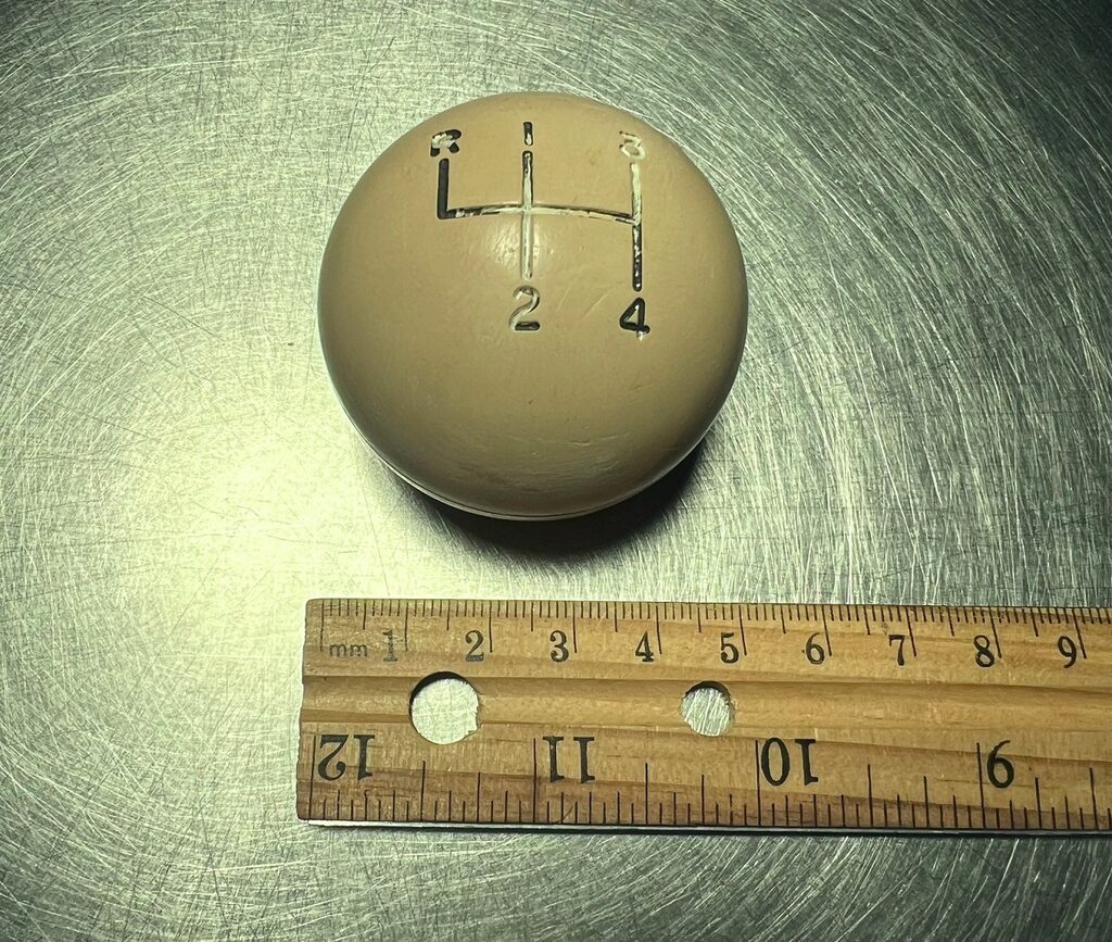 Como uma cobra-rato acabou com uma bola de câmbio no estômago O acabamento da alavanca de câmbio parece um ovo de galinha, por isso pode ter sido engolido pela cobra-rato