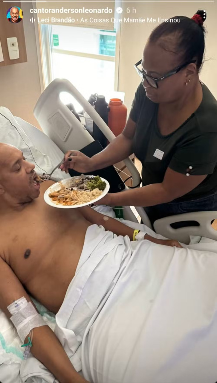 O cantor Anderson Leonardo recebe os cuidados da mãe no hospital
