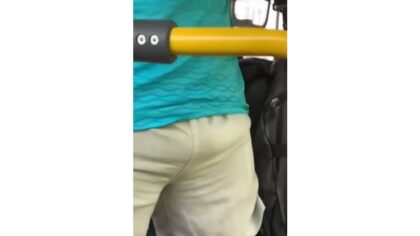 Mulher acusa homem supostamente excitado em ônibus De pau duro e se insinuando para mim; veja vídeo