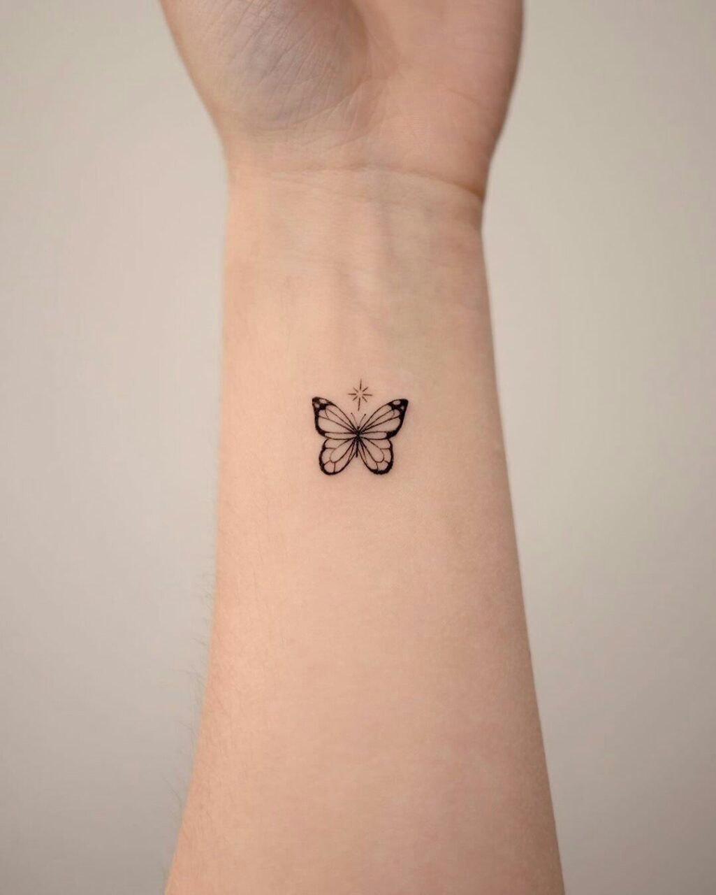 Tatuagem feminina no pulso: 12 ideias incríveis para fazer uma Tatuagem feminina no pulso