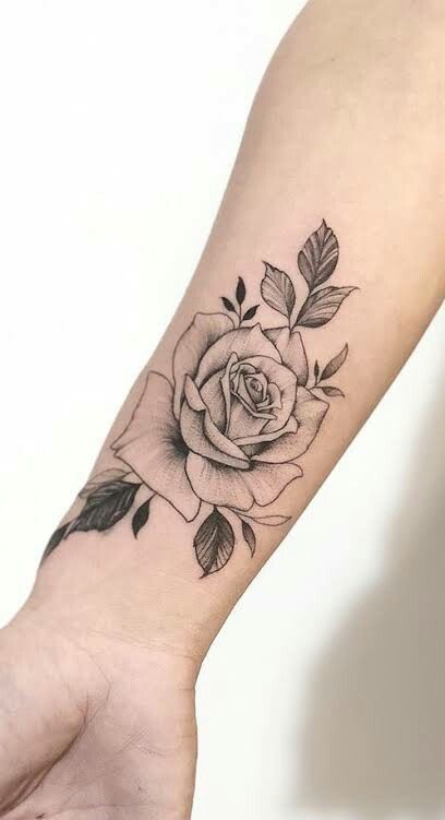 Tatuagem feminina no pulso: 12 ideias incríveis para fazer uma Flores delicadas em um braço