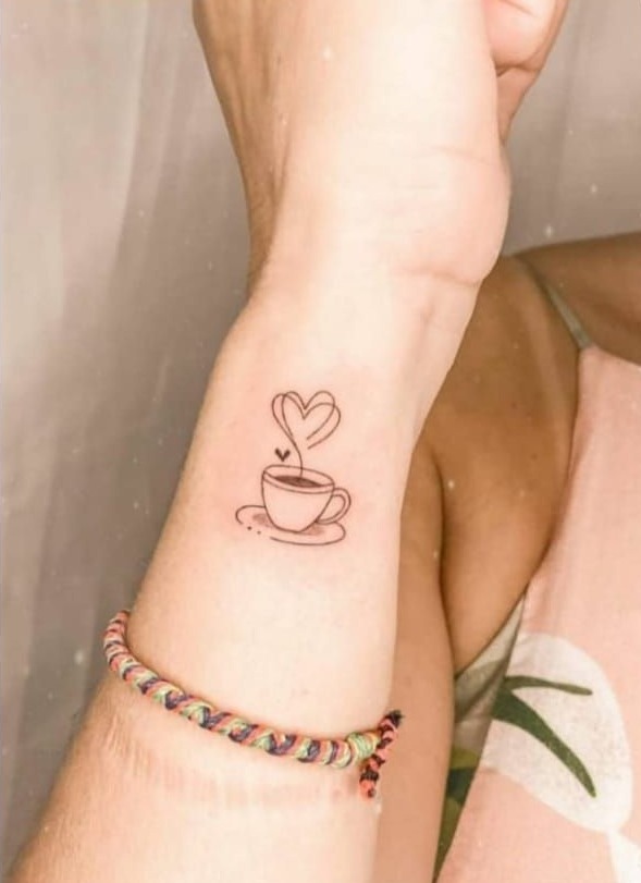 Tatuagem feminina no pulso: 12 ideias incríveis para fazer uma Xícara de café com corações