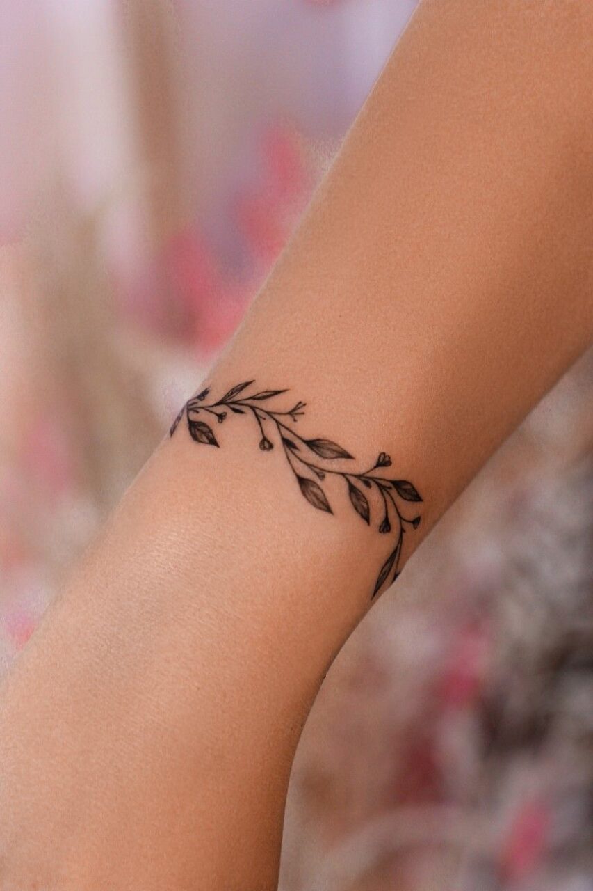 Tatuagem feminina no pulso: 12 ideias incríveis para fazer uma Tatuagem de ramos delicados no pulso