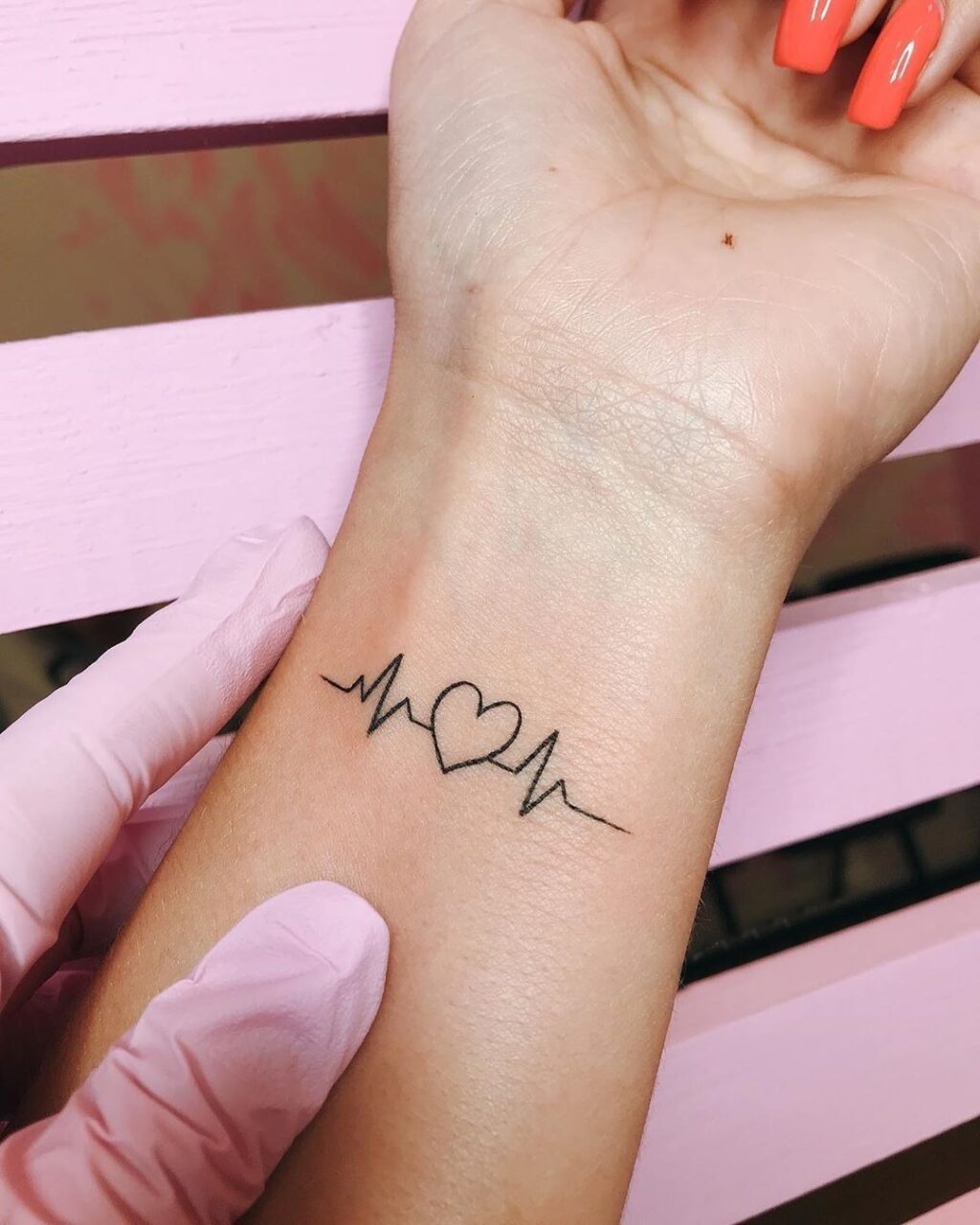 Tatuagem feminina no pulso: 12 ideias incríveis para fazer uma Tatuagem feminina no pulso