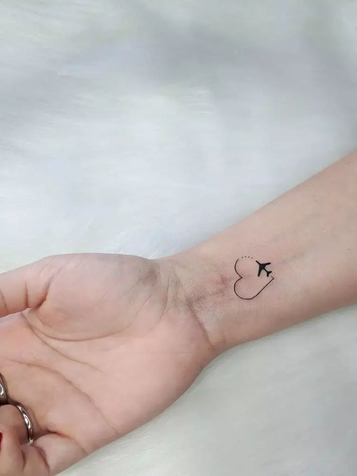 Tatuagem feminina no pulso: 12 ideias incríveis para fazer uma Coração com avião no pulso