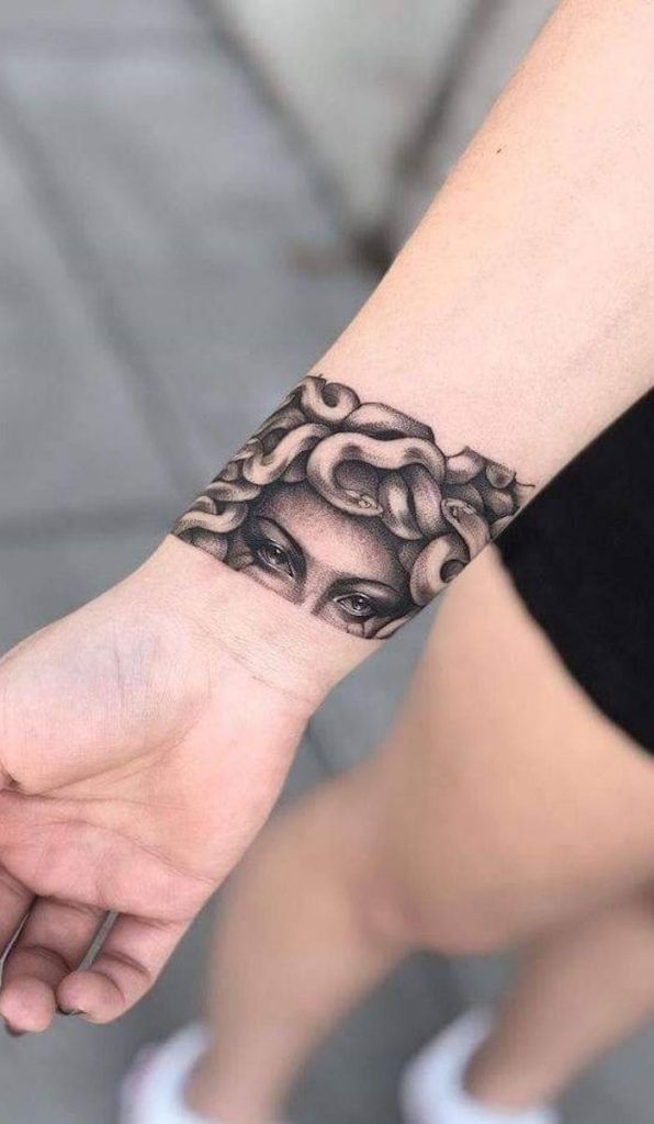 Tatuagem feminina no pulso: 12 ideias incríveis para fazer uma Tatuagem feminina no pulso