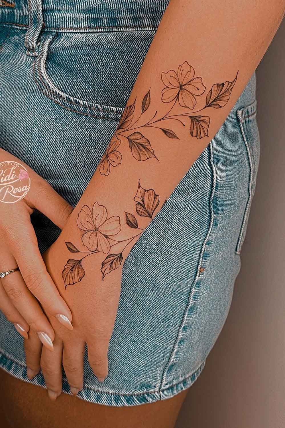 Tatuagem feminina no pulso: 12 ideias incríveis para fazer uma Flores delicadas em um braço