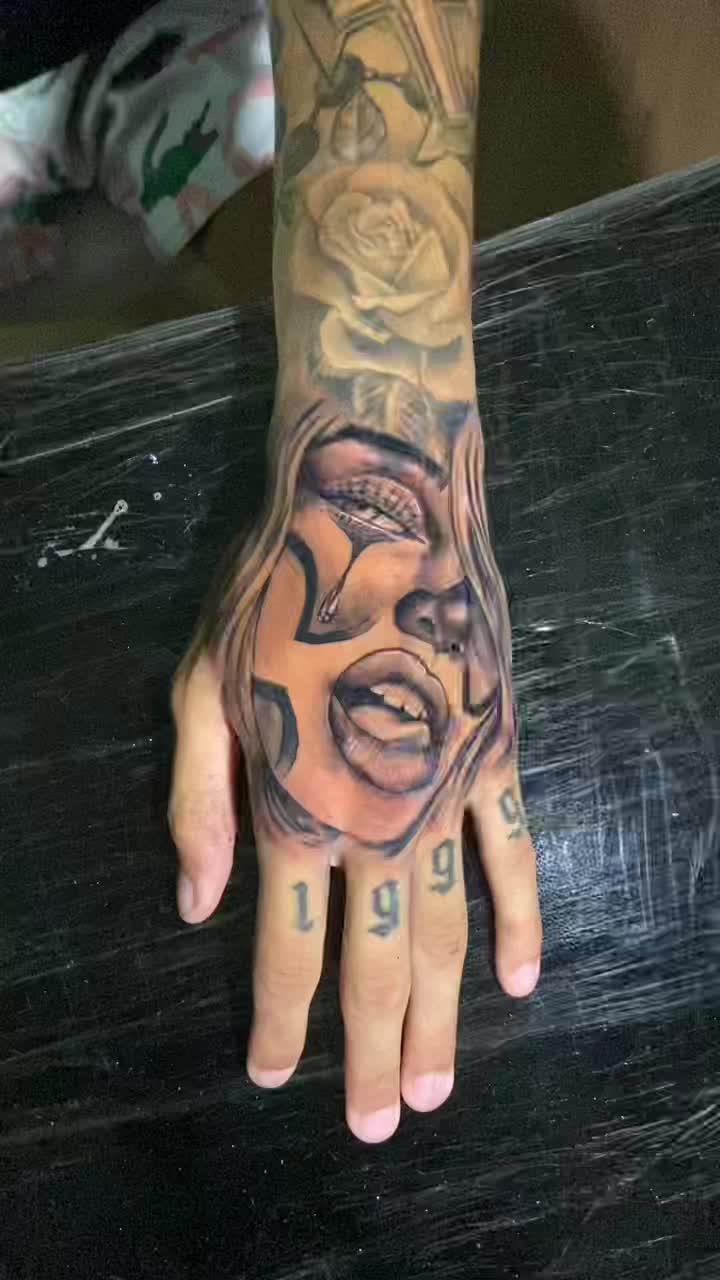 12 ideias de Tatuagem na Mão Tatuagem na Mão