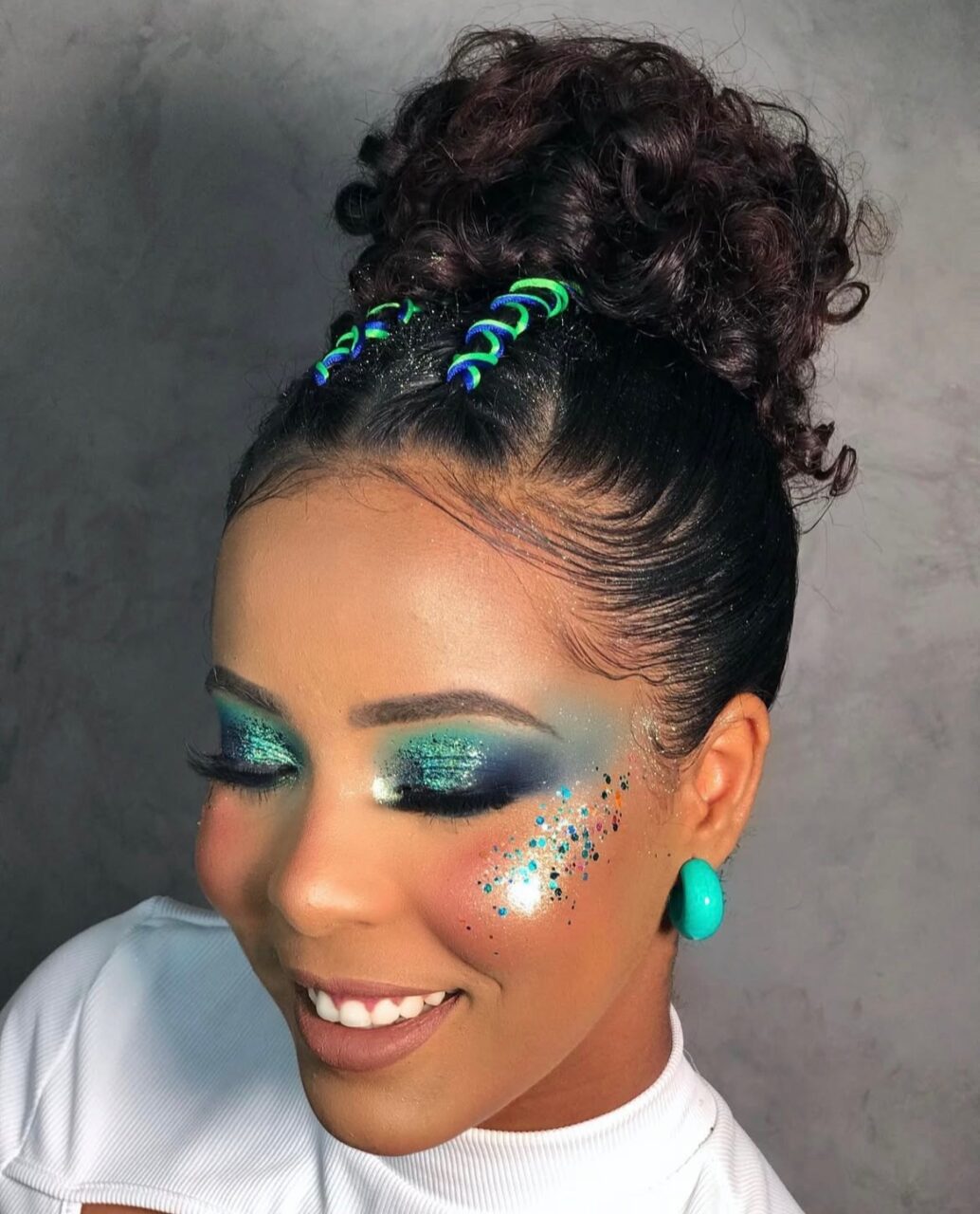 Maquiagem de Carnaval: 12 estilos para destacar seu visual na folia Maquiagem Carnaval