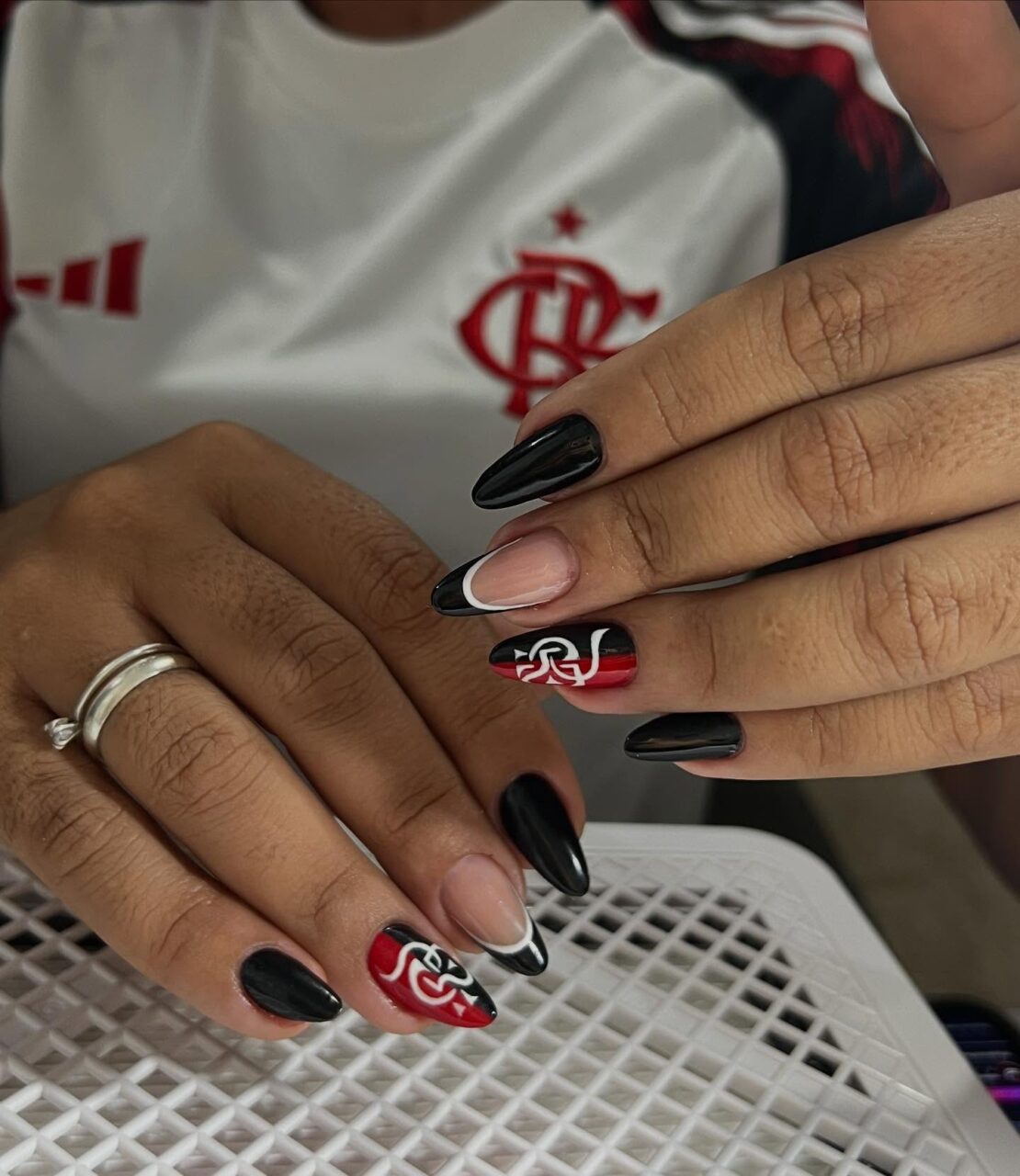 Unhas do Flamengo: 12 ideias para torcer com estilo rubro-negro Unhas Flamengo 4