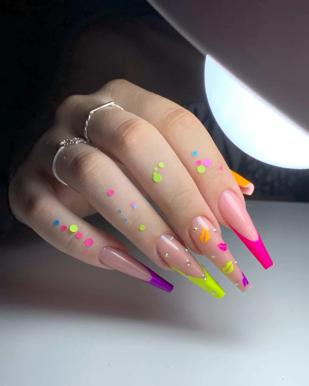 Unhas de Carnaval: 12 modelos para brilhar na folia Unhas de Carnaval
