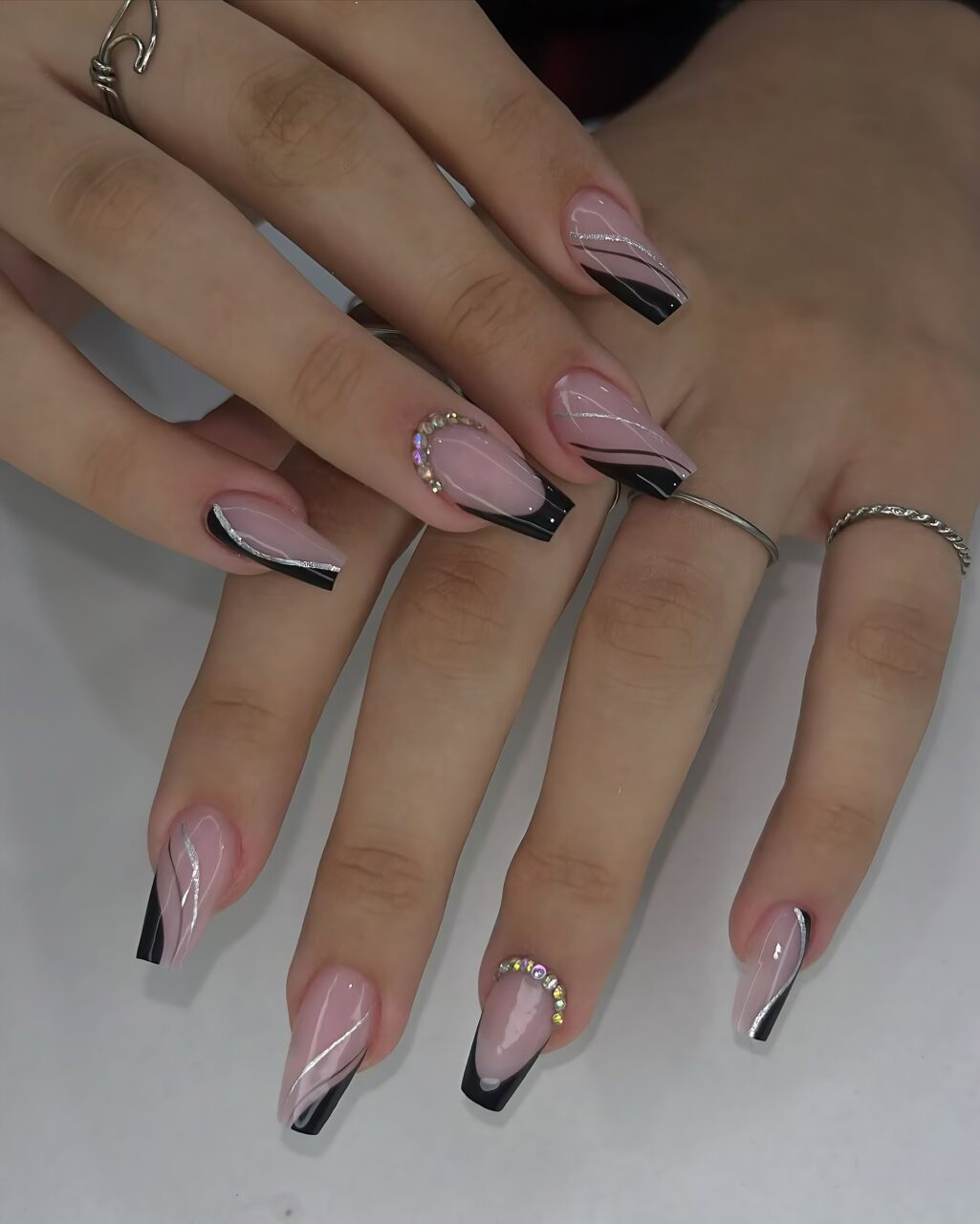 Unhas Decoradas Pretas e Branca: 15 ideias elegantes e modernas unhas decoradas pretas e branca