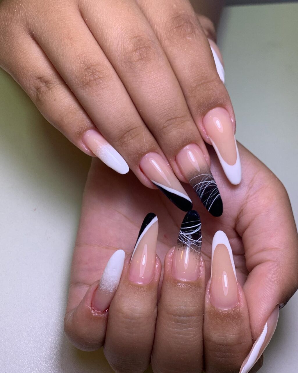 Unhas Decoradas Pretas e Branca: 15 ideias elegantes e modernas unhas decoradas pretas e branca